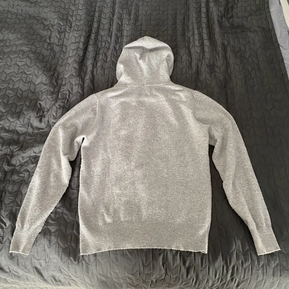 Säljer denna hoodie från William de faye med 45% cashmere 20% soie 20% viscose och 15% elasthanne. Hoodien är en tight (S) och skulle säga att den är på gränsen till XS. Hoodien är nopprig och därför säljs för ett bra pris. Orginalpris: ~ 1200. Stickat.