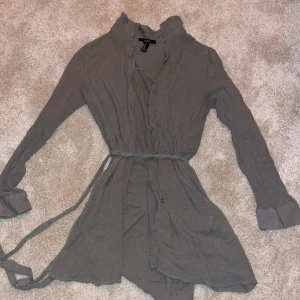 Olivgrön klänning  - Grön sommarklänning från forever21! Strl M men passar även S