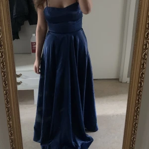 Balklänning, mörkblå - Jag säljer min jättefina balklänning som aldrig kom till användning då jag missade min bal. Jag kan skicka fler bilder ifall det önskas. Den är mörkblå. Storlek går att justera på ryggen eftersom att det är en korsett. Priset kan definitivt diskuteras!!☺️☺️