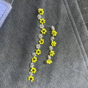 Blomarmband  - Blomarmband i pärlor! Finns i guld 👩🏼 och silver 👩🏼‍🦳 kika in profilen för fler armband🌸