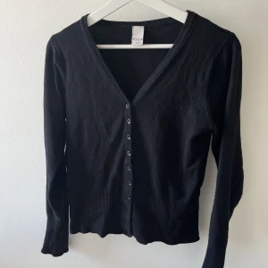 Svart kofta - Så skön och fin svart kofta. Den är ifrån VILA i storlek XS/S. Använt men fint skick, inga defekter.