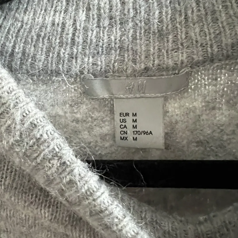 Grå stickad tröja från H&M. Knappast använd. Storlek M.. Stickat.