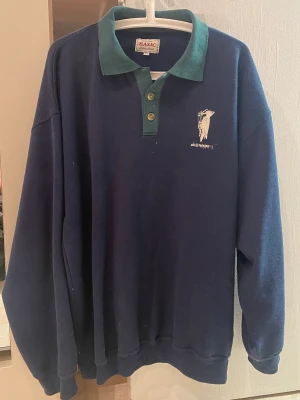 Swearshirt med krage - Använd ett par gånger men inga defekter, supersnygg oversized sweatshirt!