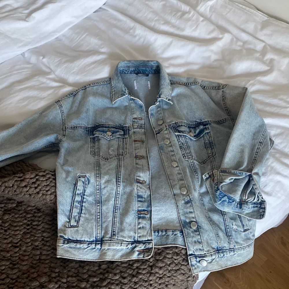 Oversized jeansjacka, passar xs s och m, dock är lappen bortklippt så vet ej storlek. Från Berskha och endast använd fåtalet gånger! Perfekt jacka till våren och sommaren . Jackor.