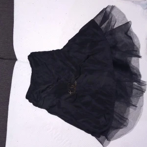 🖤 Svart kjol till salu! 🖤 - 🖤köpte den i humana och tyvärr kom med ett hål i insidan :( syns dock inte på utsidan och påverkar inte kjolen alls :)🖤 🖤den hade även en liten knapp som tyvärr har trillat av så jag sänker prisen relativt mycket. Allt borde vara relativt lätt att fixa🖤