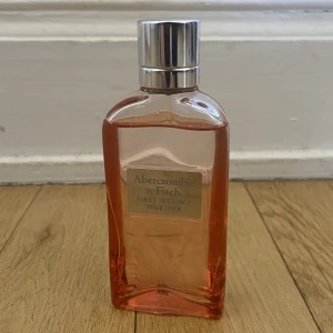 Abercrombie & Fitch parfym - Somrig parfym från Abercrombie & Fitch. 90% kvar i flaskan.  Noter: Top: Vinbär, ananas, freesia  Hjärt: Mossa, liljekonvalj, korallpioner Bas: Ambra, Mysk, sandelträ  Fraktas eller hämtas på Södermalm! 