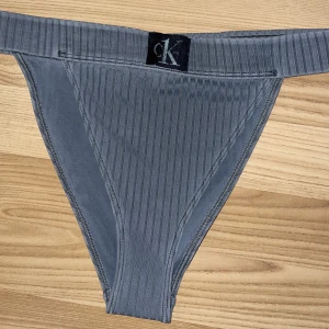 Calvin Klein Bikini underdel - Säljer denna bikini underdel då jag beställde fel modell. Den är  oanvänd och har plasten kvar 