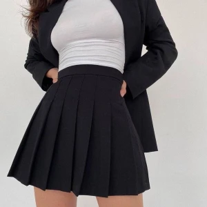 svart mini pleated kjol - Säljer denna då den inte längre används. Inga defekter. Är med dragkedja :)