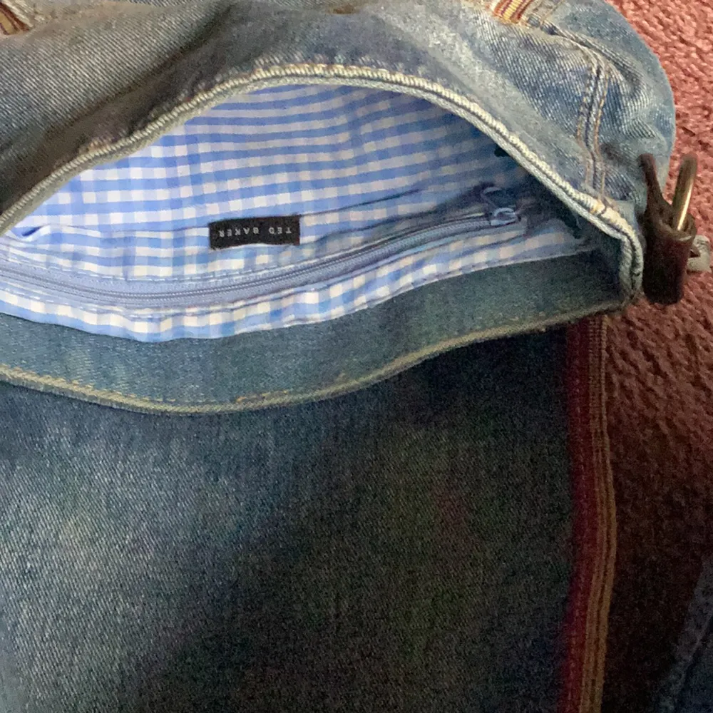 Fin sparad jeans väska 💙skriv till mig vid intresse, den har ett litet hål som inte stör 💞JUST NU VÄLDIGT POPULÄR 💗💞så det gäller att köpa snabbt 💗💗. Väskor.