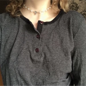 Randig tröja - Långärmad randig tröja med knappar fram som skulle vara jättefin att tex layer under en tshirt! Tveka inte att meddela mig vid eventuella frågor och funderingar! Har 3för2 på allt på min plick så gå gärna in o kika där☺️