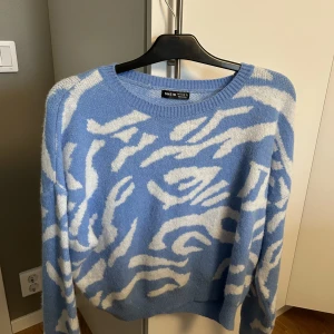 Stickad tröja  - Stickad tröja i blått mönster. Använd nån enstaka gång, är som ny🤍