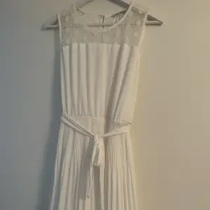 Säljer denna fina vita klänning som passar perfekt till studenten. Använd en gång. Från vero moda storlek 42 men mer som en M 