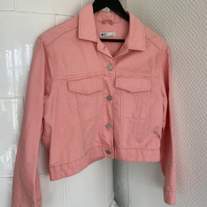 Jeansjacka från Gina - Korallfärgad jeansjacka från Gina Tricot, endast använd en gång. Lite croppad passform, storlek M 🌸