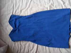 Klänning  - Snygg klänning från Filippa K i jättefint skick.💓 den har inga axelband då den knyts i ryggen✨️ kom gärna med prisförslag 