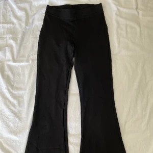 Svarta yogapants från Gina - Byxorna har två små hål vid höften, vilken inte syns om man inte kollar på nära håll. Byxorna är i short lenght