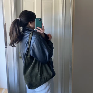 Läderjacka - Köpt vintage och i storlek xl (oversized på mig som vanligtvis har M). Beroende på hur man vill att den sitter passar den de flesta🫶 superfint skick, inga yttre fel. Hål i insidan av en ficka, men går att sy. Nypris: 699kr