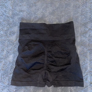 Superfina träningsshorts  - Säljer nu ett par svarta träningsshorts som är perfekta till tex gymmet 😍Då dom tyvärr inte kommer till användning då jag redan har så många olika. Nyskick med snygg schrunch i rumpan och endast använda 2 gånger! Först till kvarn😊 100kr+ frakt 