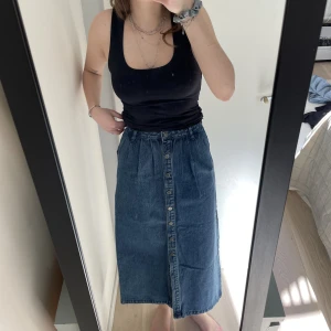 Jeanskjol NAKD - Lång jeanskjol från märket Constrast, köpt från NAKD.