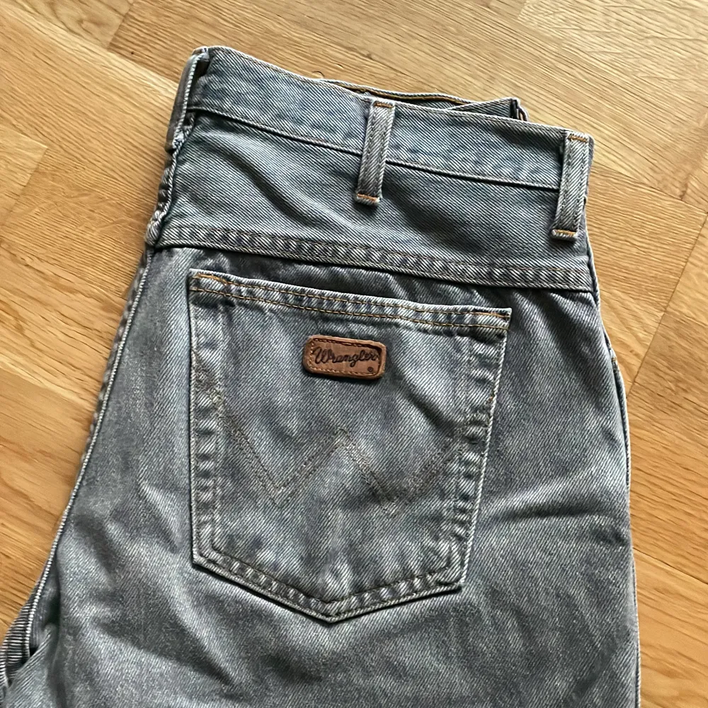 Säljer dessa wrangler jeans i ljusgrått. Riktigt snygga med lite beiga detaljer. Sitter lite loose men inte för mycket. Passar dig som är runt 175 cm!. Farkut & Housut.