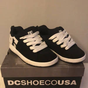 Dc shoes  - Ett par svarta skor ifrån Dc shoes. De är knappt använda då de inte passade bra så skokartongen finns kvar. Finns smuts på som jag inte kunde få bort,annars i väldigt bra skick!