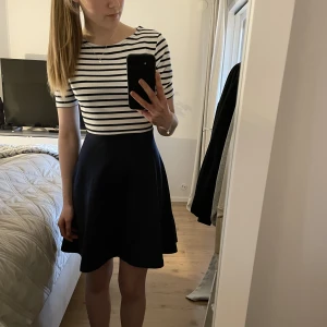 Klänning - Säljer denna klänning från Holly & whyte då den inte längre kommer till användning. Storlek 158-164 (barnstorlek) men passar den som vanligtvis har xs-s skulle jag säga🥰