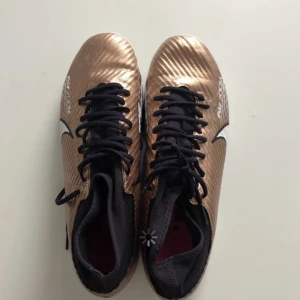Nike Air Zoom Mercurial Vapor 15 Club Ice Generation - Ett par fina Nike skor. Används till gym, idrotten eller futsalen. Dem är i perfekt skick, använda cirka 5 gånger totalt. Köptes in för 650 kr 