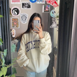 Sweet Sktbs hoodie! - Helt ny Sweet Sktbs hoodie i storlek XS, jag uppfattar den mer som en S. Snygg passform och skönt material. Kommer dock aldrig till användning.🦒💕 Inga defekterer!
