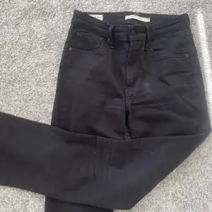 Svarta bootcut jeans från Levis