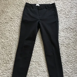 Kostymbyxor - Filippa K - Säljer dessa fina low waist Filippa K kostymbyxor i storlek Xs. De är i riktigt bra (nästan ny) skick. Original priset är runt 1900 kr.