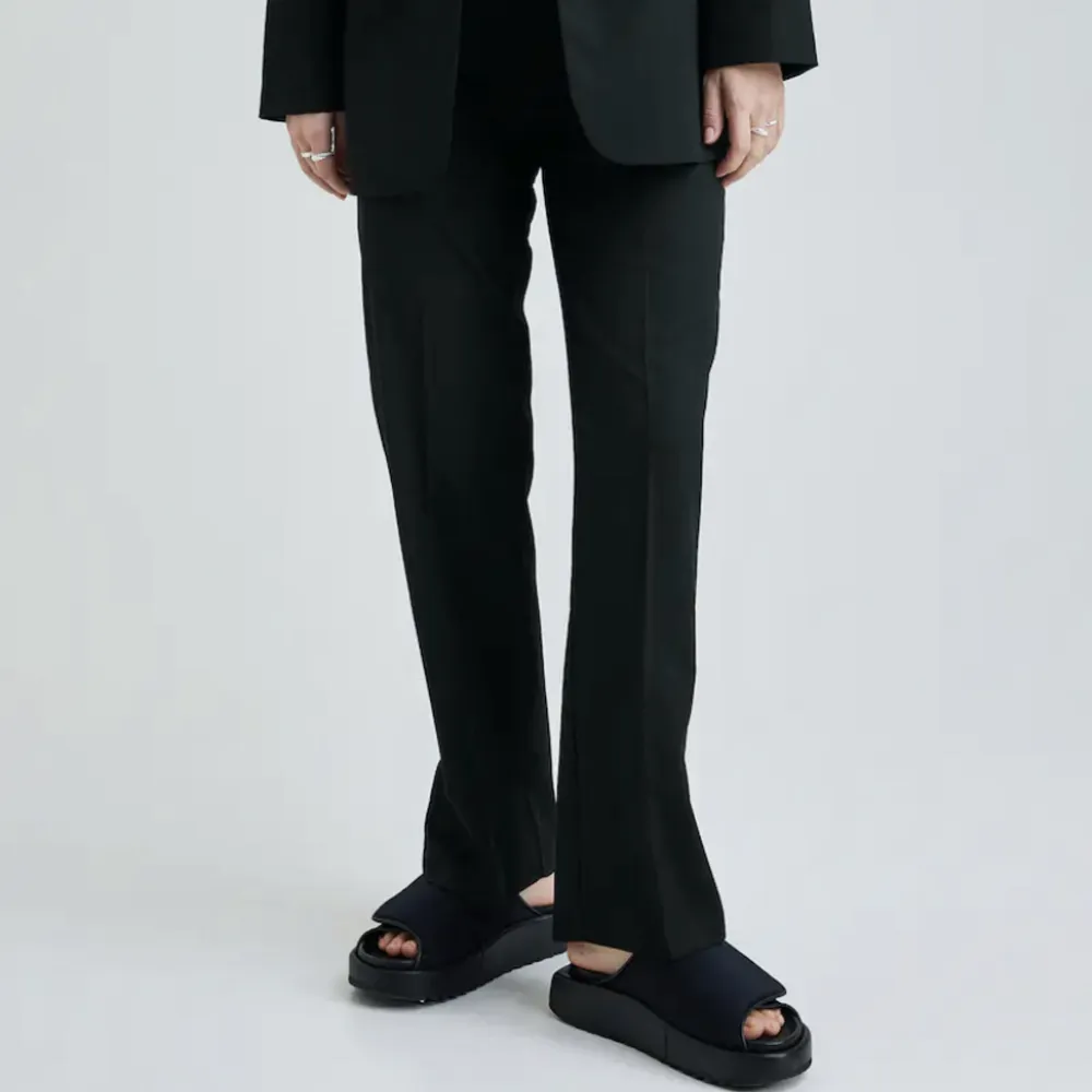  Kostymbyxor i modellen Jackie från bikbok ❤️ storlek 36  400kr + frakt 📦 priset kan diskuteras . Jeans & Byxor.