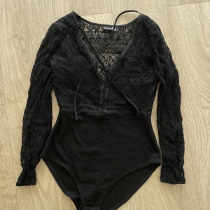 Body med spets - Fint body med långa armar och spetsdetaljer