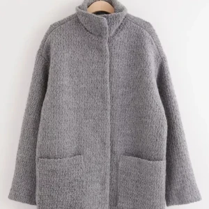 Kappa ullblandning  - Hej!  Säljer min gråmelerade kappa.  Hög krage. Rak passform. Dolda tryckknappar. Stora djupa fickor framtill.  Tålig ullblandning, (52% ull och 48% polyester). Längd 1 meter i storlek Large.  Jag har haft den som oversize och är 160 cm lång.  Stockholm 