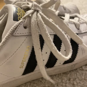Adidas superstar  - Säljer mina välanvända och lite smutsiga adidas superstar i storlek 38. Inga skador men är dock lite slitna som man kan se på bilderna 💓