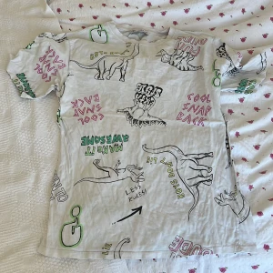 Cool T-shirt  - Denna T-shirten har jag aldrig använt men så cool! Från kidsavdelningen men passar mig som är 161 superbra (tillomed lite oversized) 🔥🩷💘