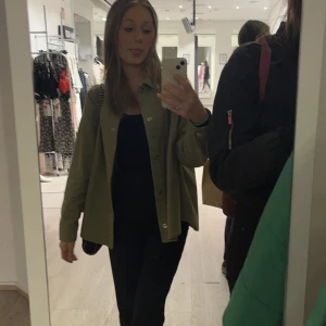 Grön jacka - Super fin grön jacka me jeans tyg. Från zara. Bra skick, storlek s. 