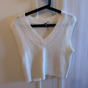 Väst - Vit stickad väst från H&M. Sparsamt använd. Storlek XS men passar även S skulle ja påstå. 