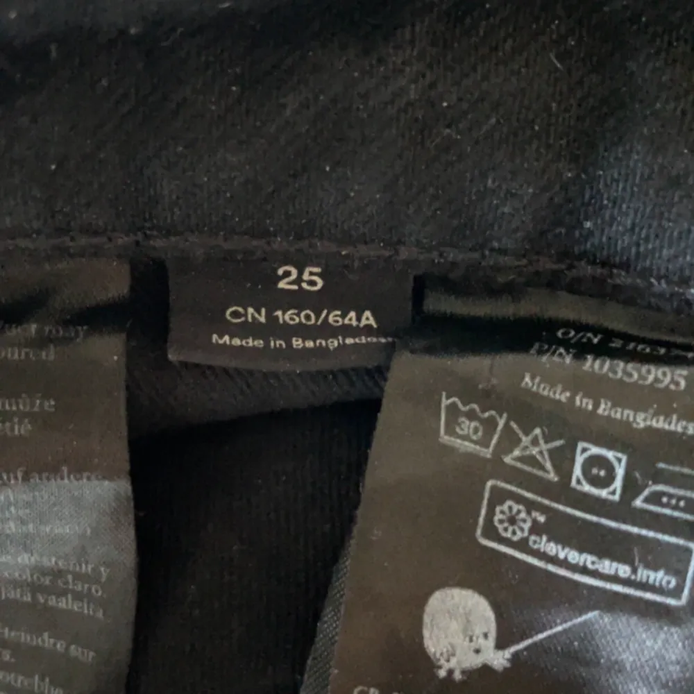 Säljer dessa svarta jeans från Monki då blivit lite för små på mig. Storlek 25🫶🏼. Jeans & Byxor.