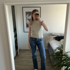 Linne  - Ribbad topp från hm med text, aldrig använd🤍