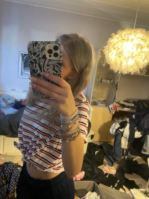 Randig t-shirt - Randig t-shirt med knut, använd bara ett få par gånger 