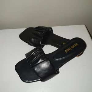 Sandaler - 🌱 Säljer mina oanvända sandaler då dem tyvärr är förstora för mig, dem ser "lyxiga" ut                                                            🌱 Storlek 39                                                                       🌱 Från shein                                                                                 🌱 Köparen står för frakten                 