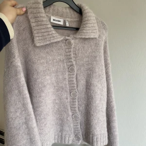 Stickad kofta - Stickad kofta från weekday. Den sticks inte som det kanske kan se ut. Färgen är lila/grå