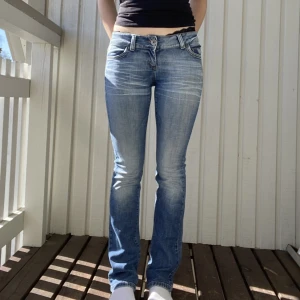 Lågmidjade jeans - Lågmidjade jeans från Only!  Mid: ca 40, innersöm: ca 83. Jag är 171. Skriv privat för frågor eller flera bilder 💕