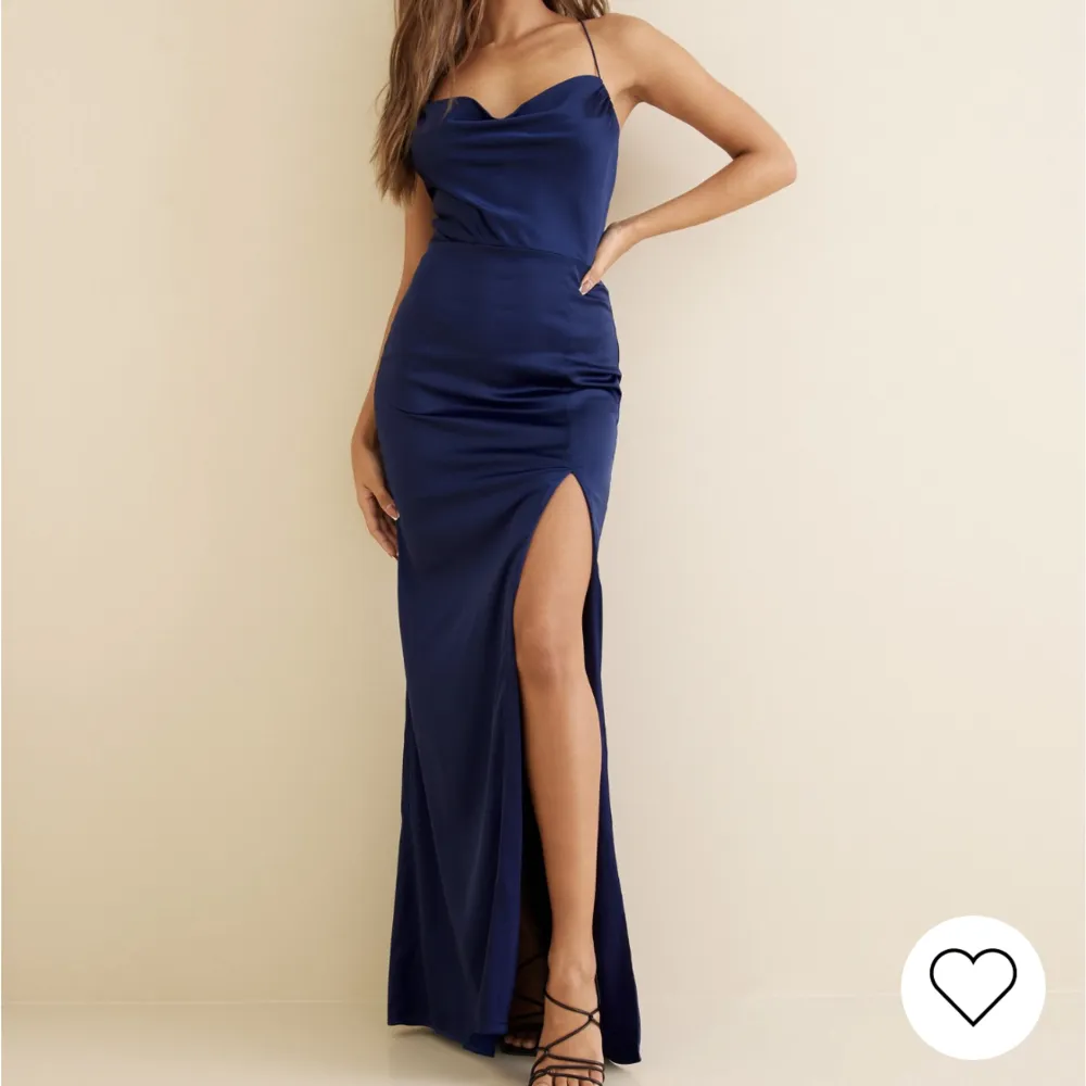 Snygg klänning som passar till bal, köpte en annan därav så säljer jag denna! bara testad. Nypris 899kr och slutsåld i denna storlek på hemsidan :). Klänningar.