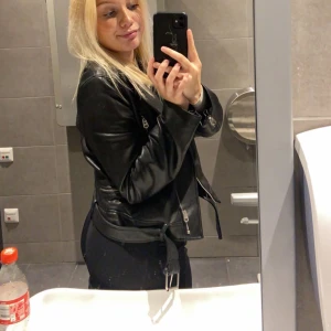 Skinnjacka Zara - Säljer min ÄLSKADE skinnjacka från Zara som tyvärr blivit för liten för mig. Strl S (pris kan diskuteras vid snabb affär) 