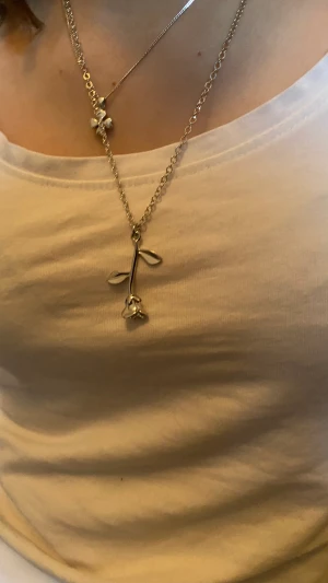 Egengjort halsband med en silver ros  - Superfint Egengjordt halsband med en ros i silver❤️89kr