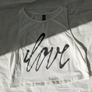 Crop top med tryck  - Vit croptop med svart tryck "love"