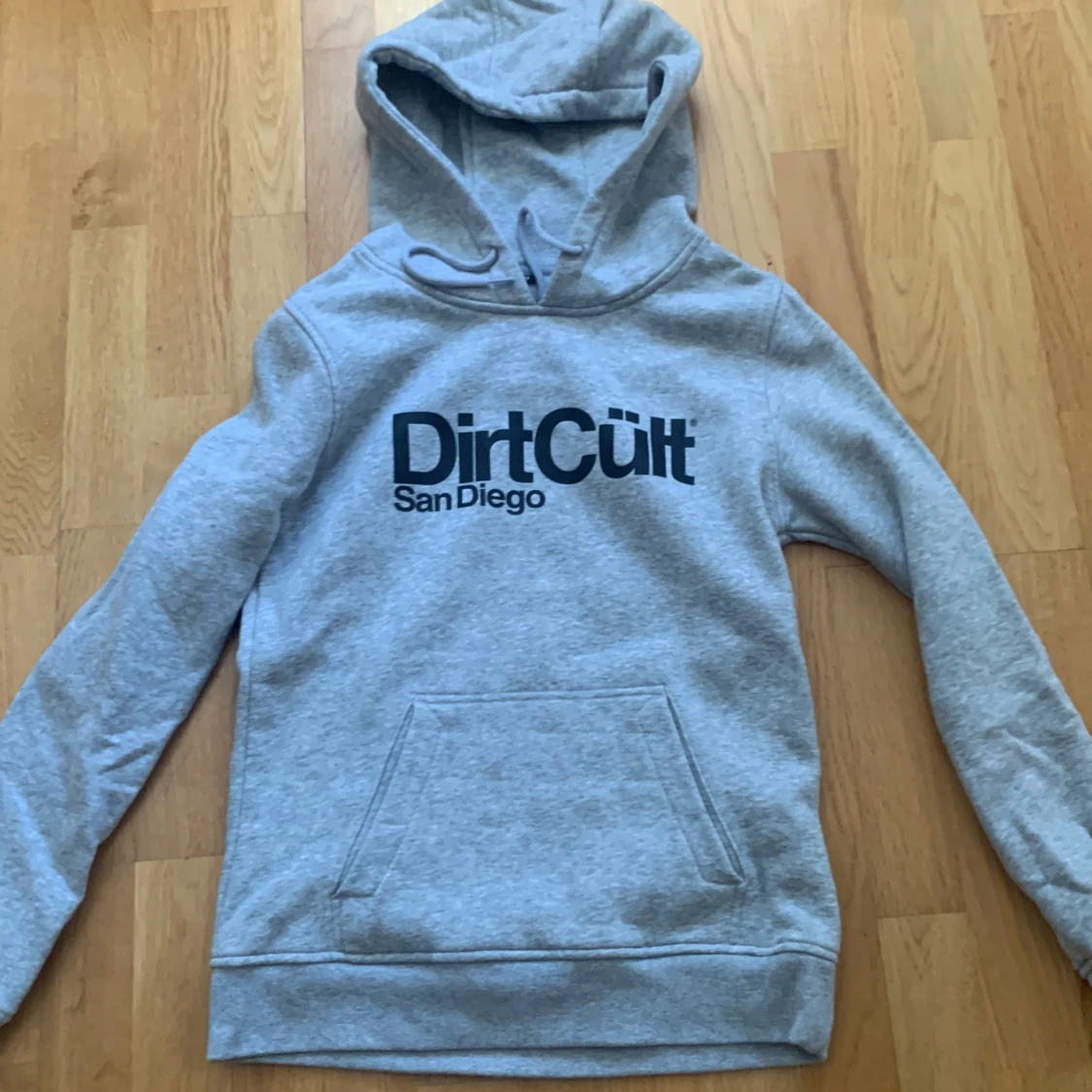 Grå dirtcult hoodie