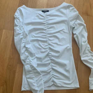 Vit tröja - En vit lite ribbad tröja i storlek xs använd 1 gång