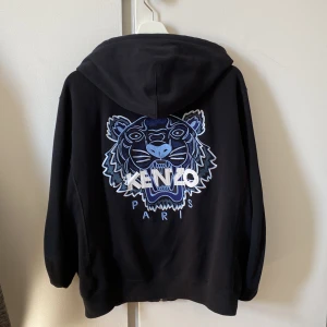 Kenzo zip hoodie - Jag säljer min kenzo zip hoodie då den blivit för liten, storlek M men passar även Small