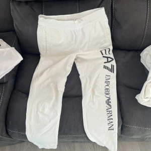 Ea7 Vita Byxor - Säljer mina Vita Ea7 byxor eftersom jag använder inte den - har haft på mig dom Max 8 gånger - M storlek - 10/10 skickt 